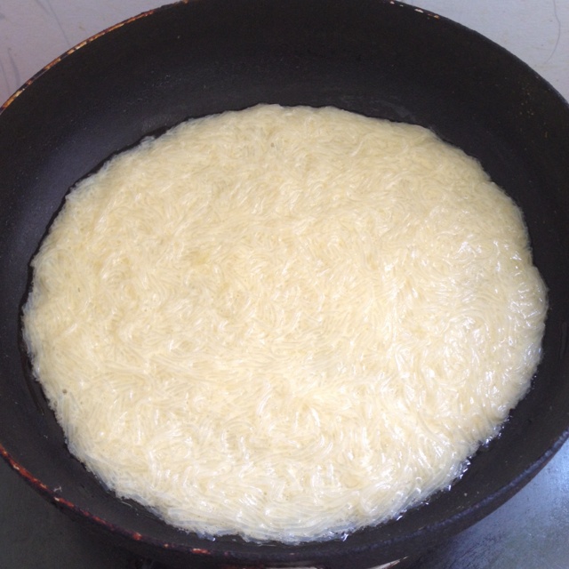  p>粉丝蛋饼以粉丝,鸡蛋为主料的食品. /p>