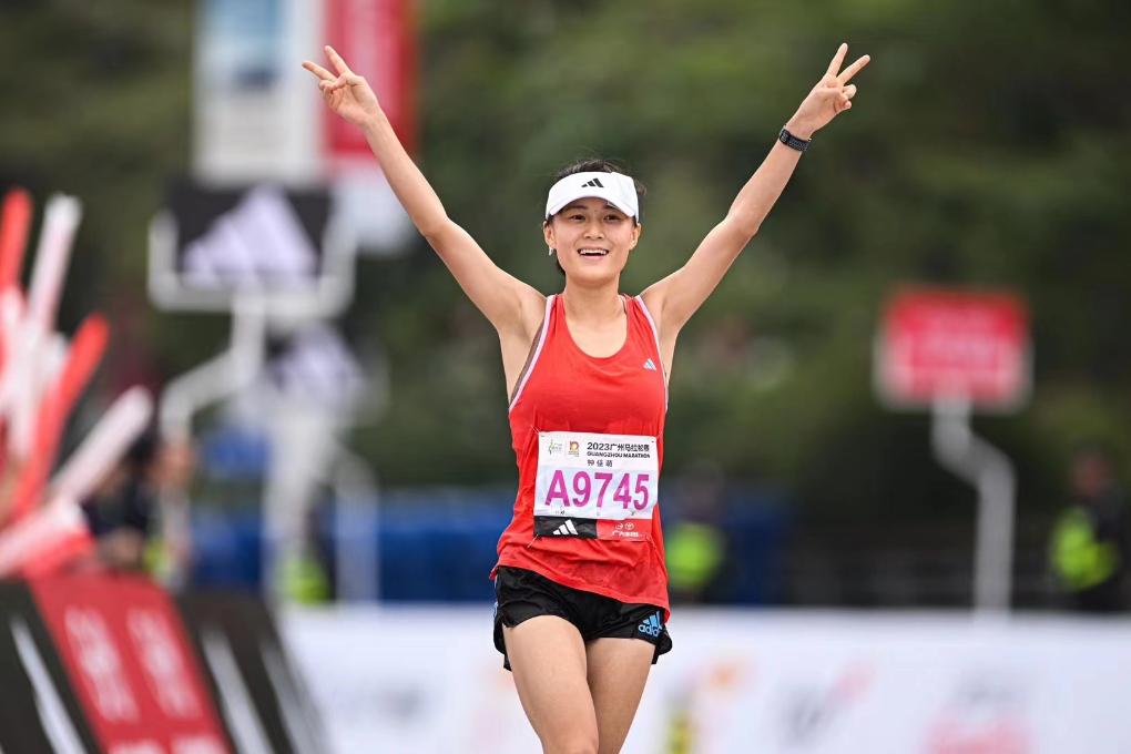  p data-id="tqpg1phobu5r">钟佳萌,女,中国马拉松运动员.