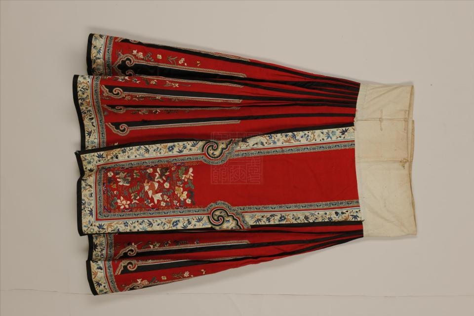 民国红呢绣花镶栏杆百褶裙