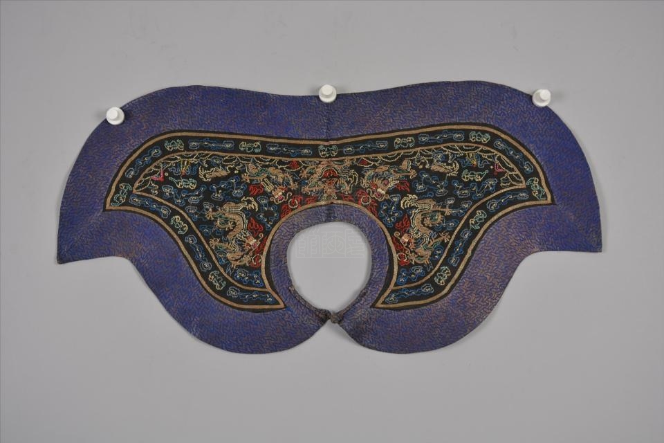 清黑纱拼金绣云龙纹官服披领