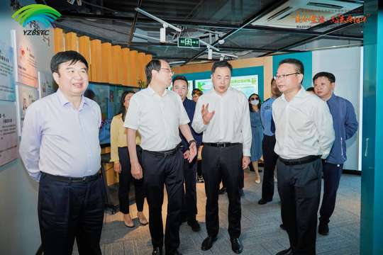 东与江都区隔河相邻,南接夏桥村,与杭集镇相连,北与泰安镇接壤,西邻