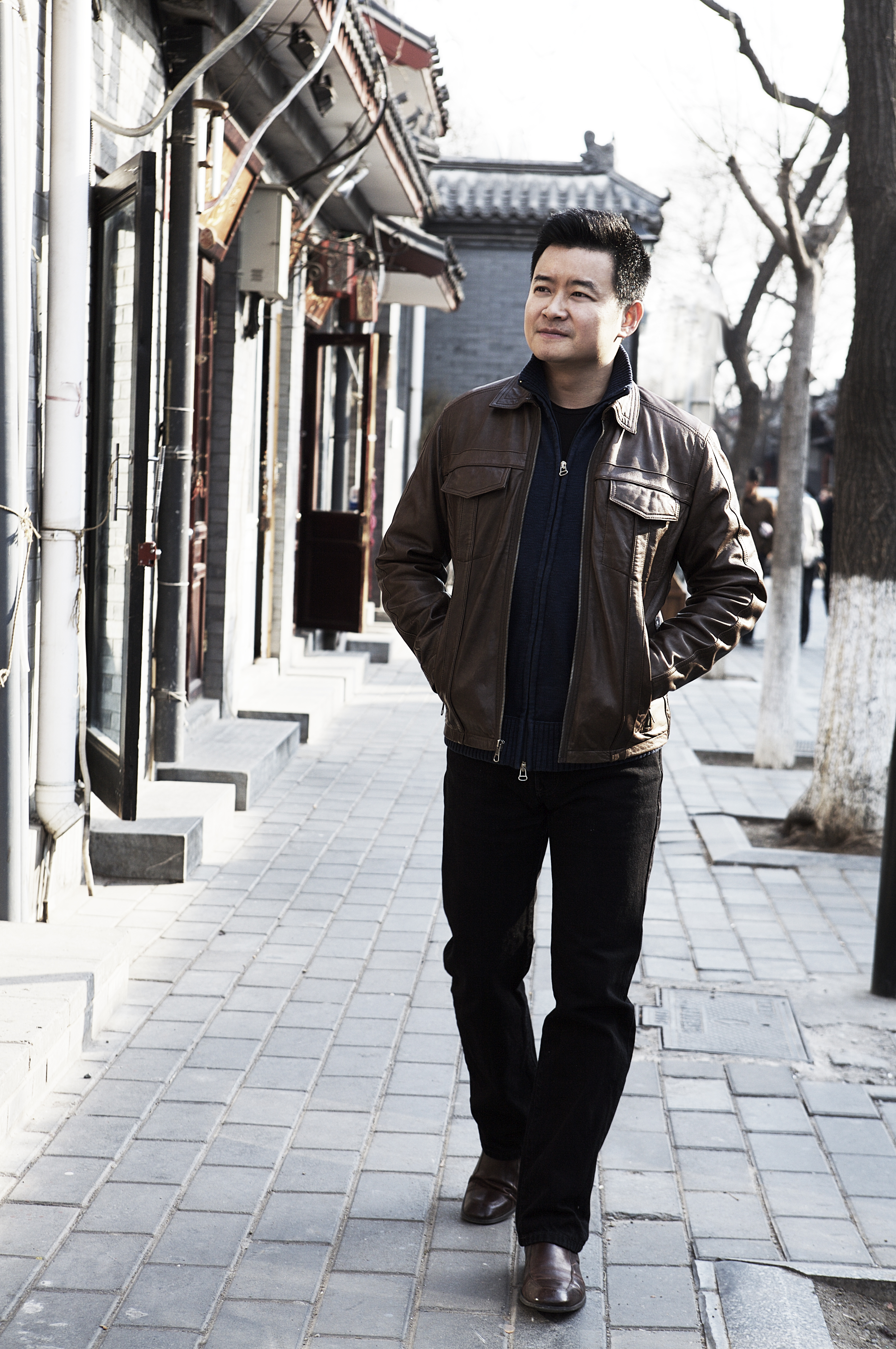  p>李佳明,1975年10月10日出生于新疆库尔勒,中共党员,中央广播电视总