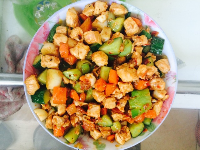  p>宫保鸡丁(kung pao chicken),是一道闻名中外的特色传统名菜,在 a