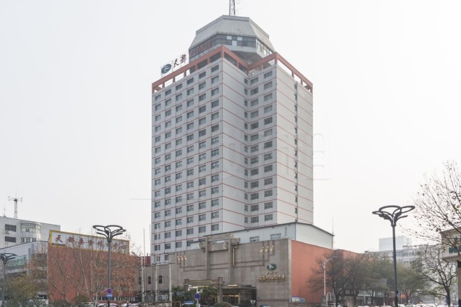  p>新港天都大厦位于苏州新港长江路西侧,竹园路北侧,北邻天都商贸