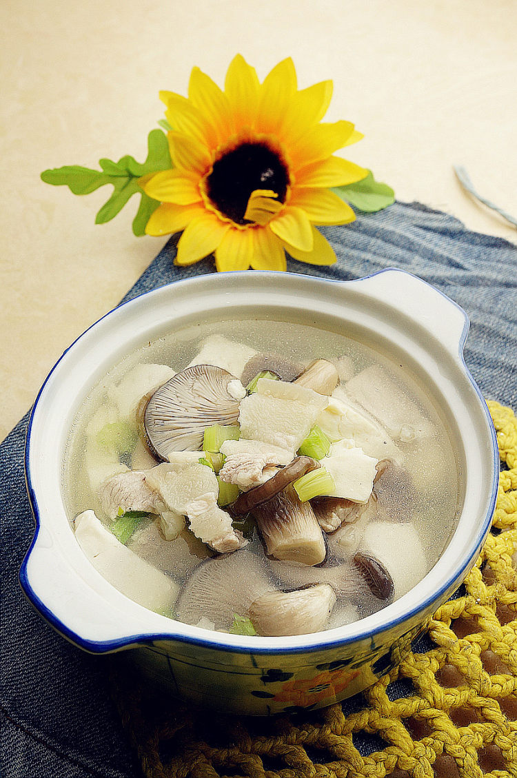 鲜蘑菇豆腐汤