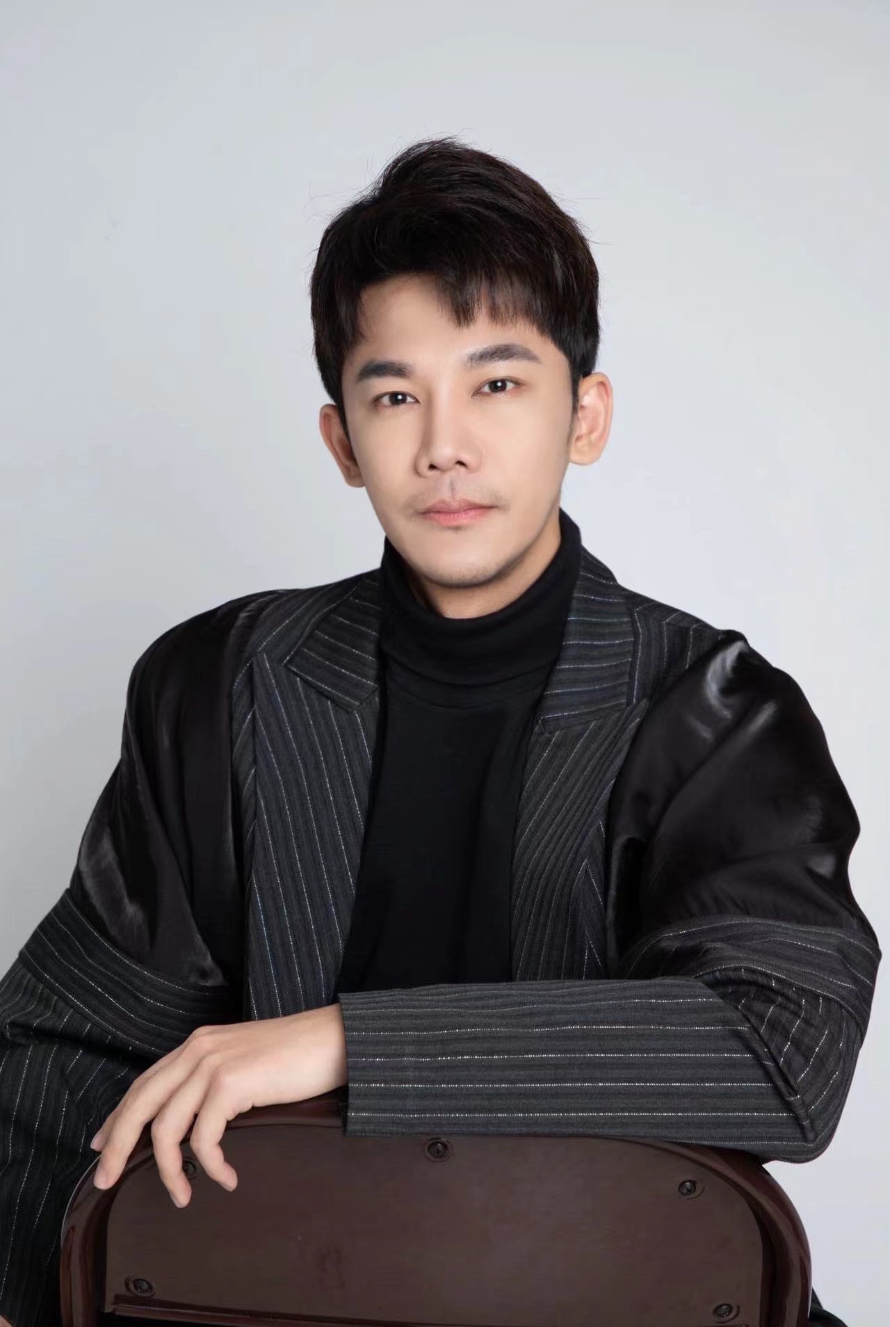 汉族,1995年2月生,山东淄博人,无性别服饰品牌bosie(伯喜)创始人,中共