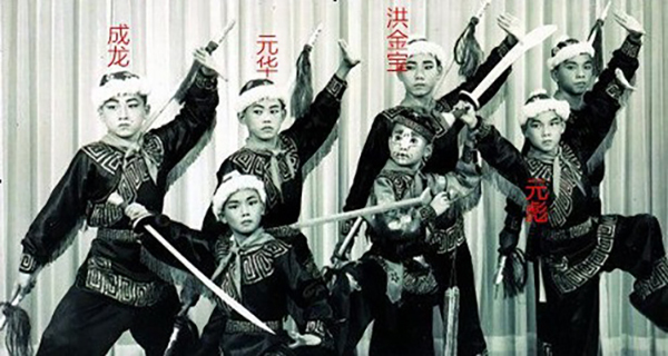 <p>洪金宝在在七小福中照片