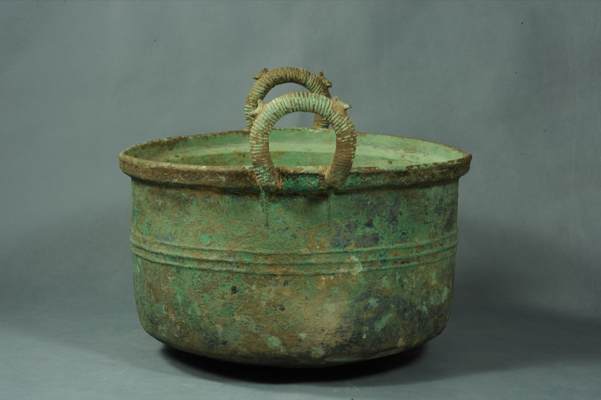 汉代弦纹双耳铜釜