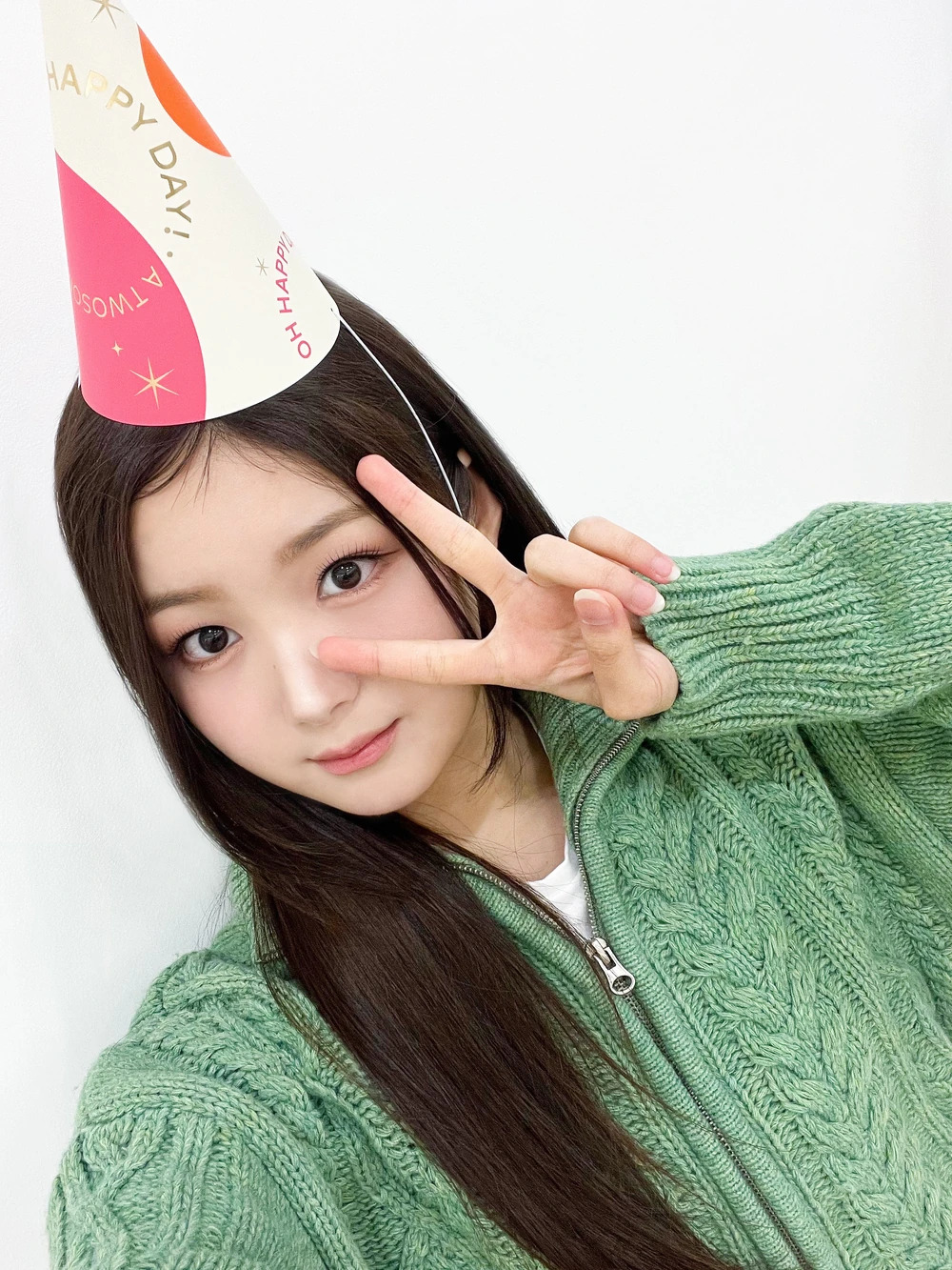 (      ,joobin),于2009年1月16日在韩国首尔特别市出生,韩国女歌手