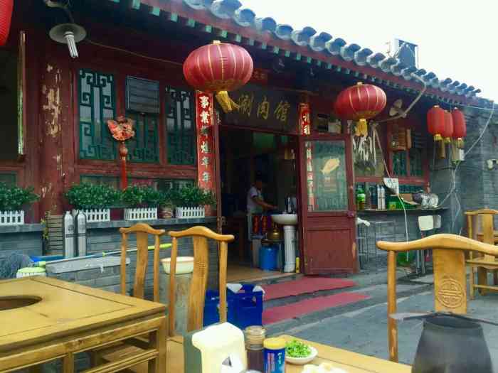  p>京友涮羊肉看名字就不难看出是一家主营京味火锅的餐厅,采用原始的