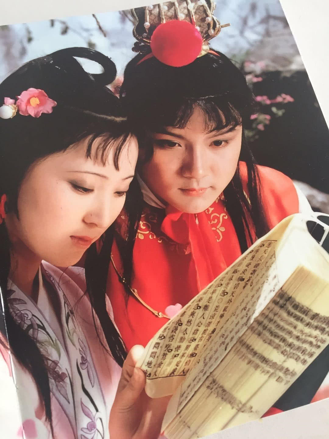 《红楼梦》：薛宝钗与林黛玉为何都是大晚上找贾宝玉？_百科TA说