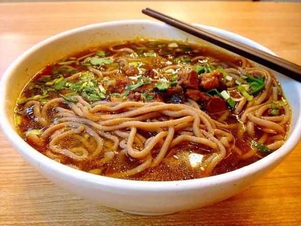  p>豆面饸饹是山西西北部特有的一种传统风味小吃,除了具有汤清味美