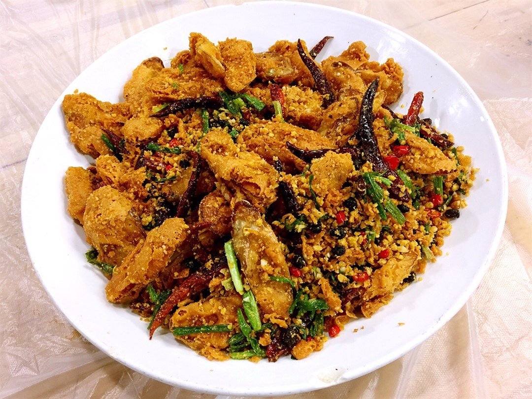  p>避风塘茄子是一道色香味俱全的名肴,属于粤菜系.