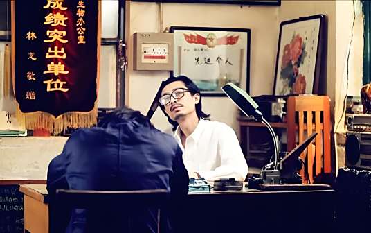谢天笑在《外星人与限价房》中饰演所长