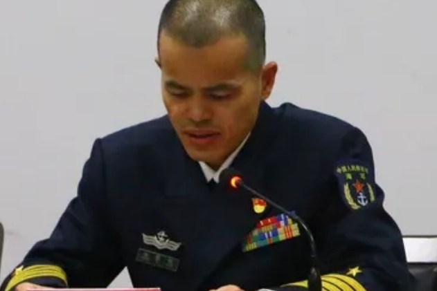 杨黎明, span class="ref" data-ctrid="2j80ethggsu">曾任宁波舰舰长