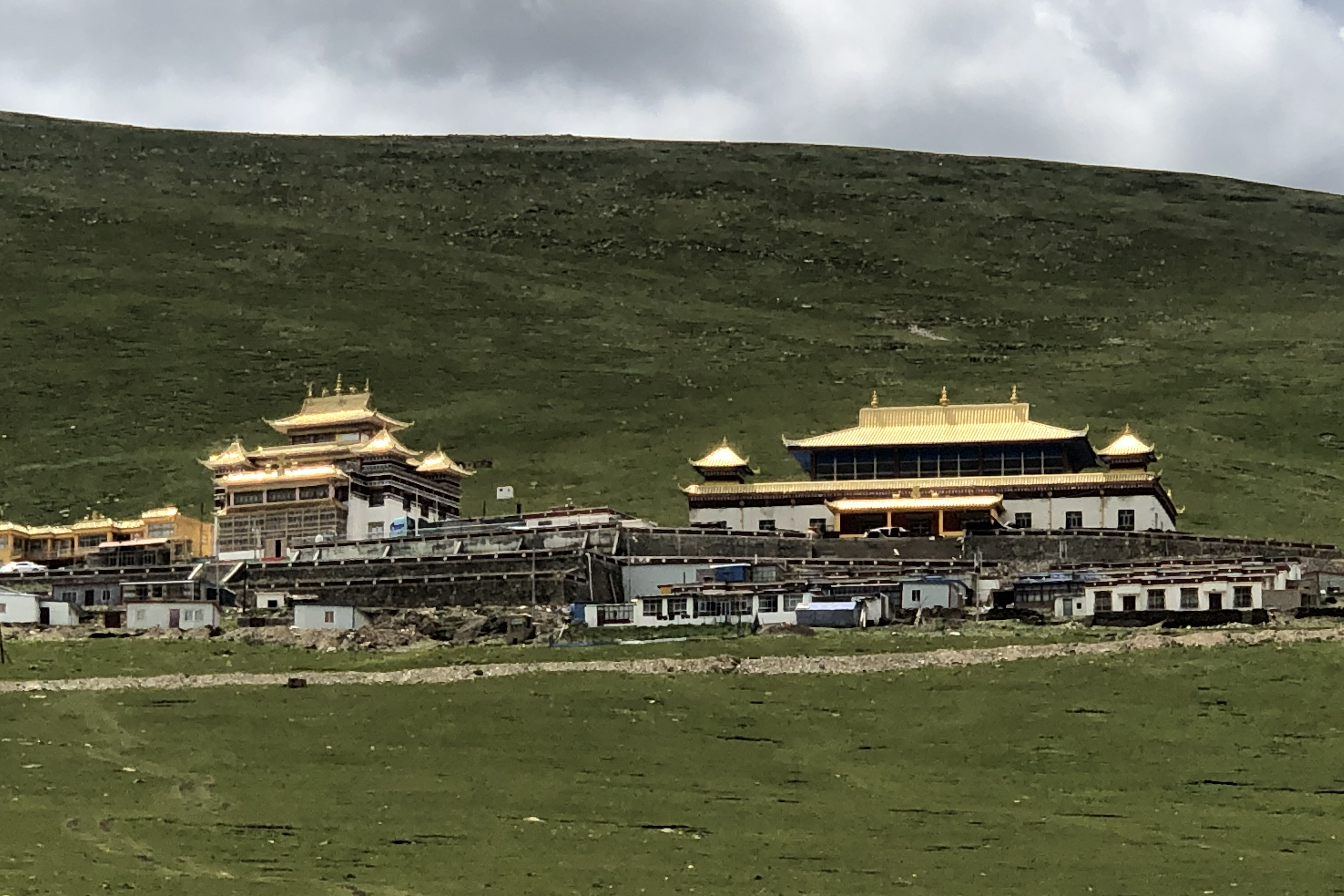 位于玉树市西北部隆宝镇羊场村噶莫鲁普,两座山神杂秦火巴和那秦乐嘉