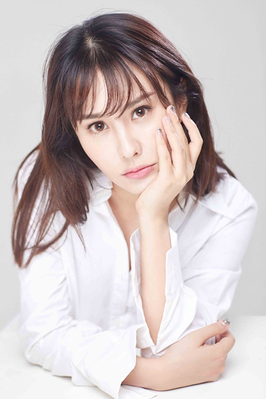  p>胡潇悦 i>(原名:胡雯月) /i>,出生于江苏