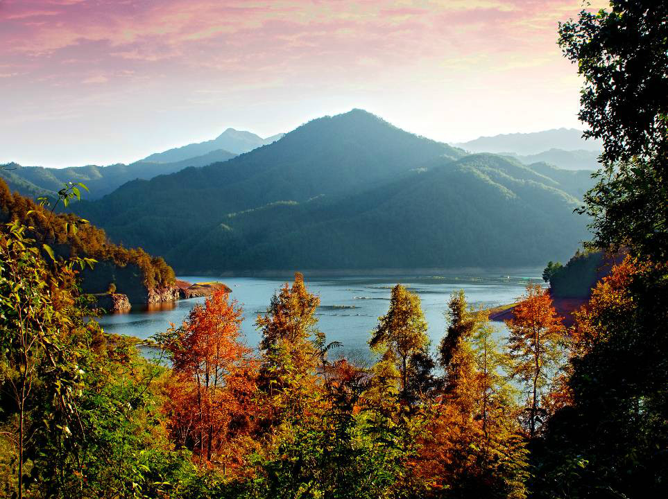 data-id="gnwsu1sf0a">清流九龙湖——九龙洞群风景名胜区位于清流县