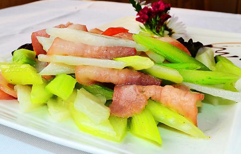  p>西芹炒鸡肉是一道美食,制作原料主要有鸡肉,西芹. /p>