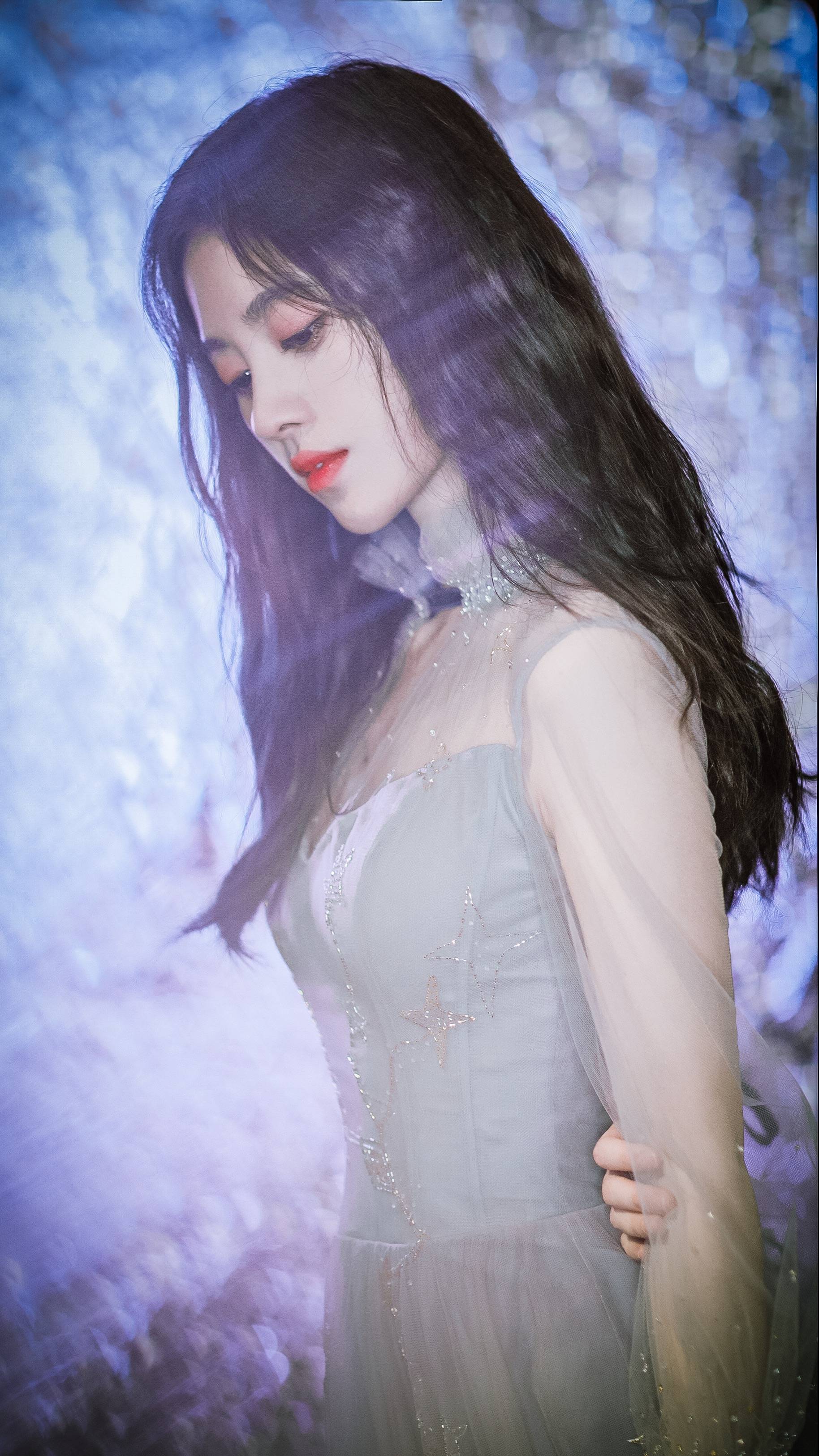  p>鞠婧祎(kiku),1994年6月18日出生于四川省遂宁市,中国内地影视女