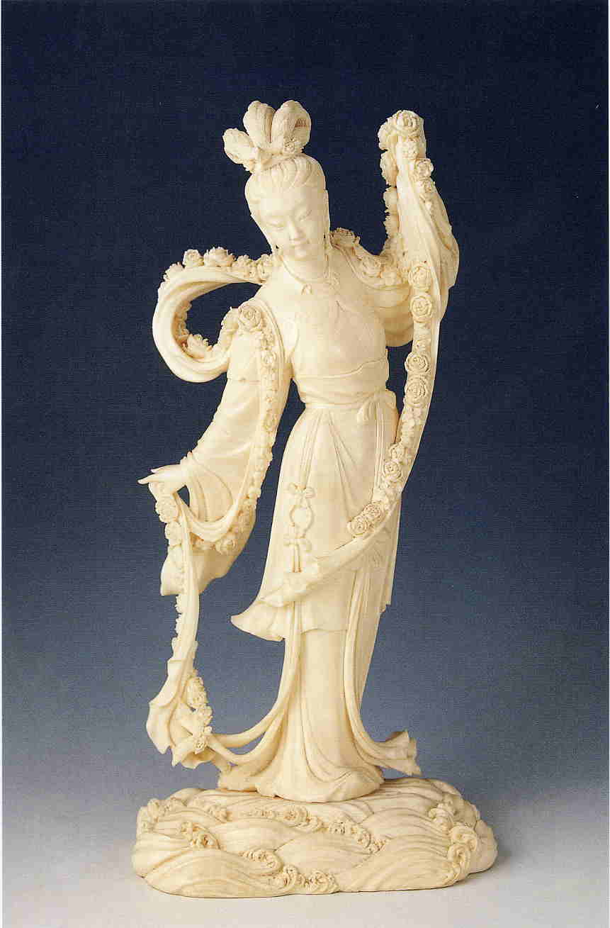  p>此展品为当现代牙雕,以洛神为圆雕人物像.