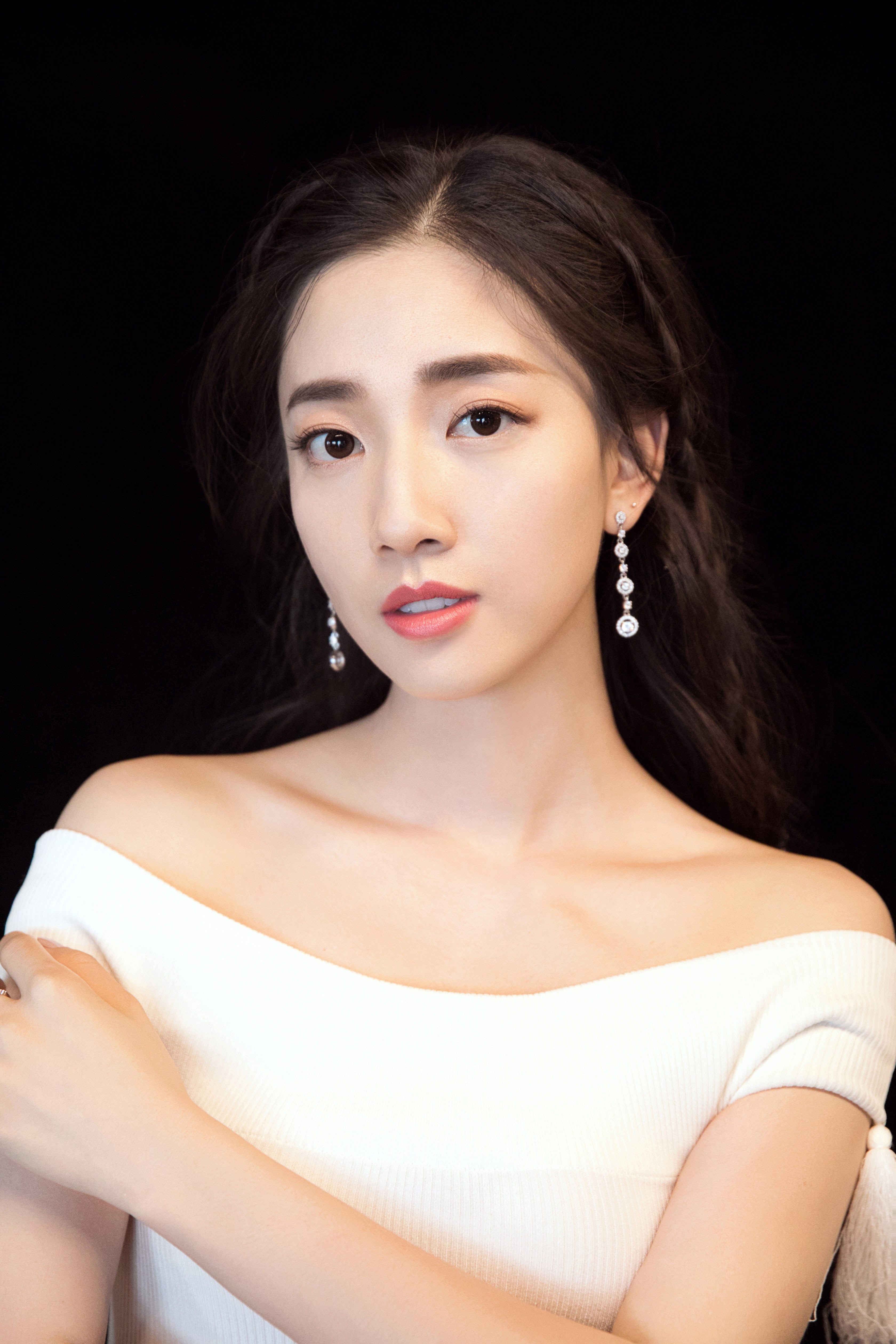 出生于宁夏回族自治区银川市,毕业于上海视觉艺术学院,中国内地女演员