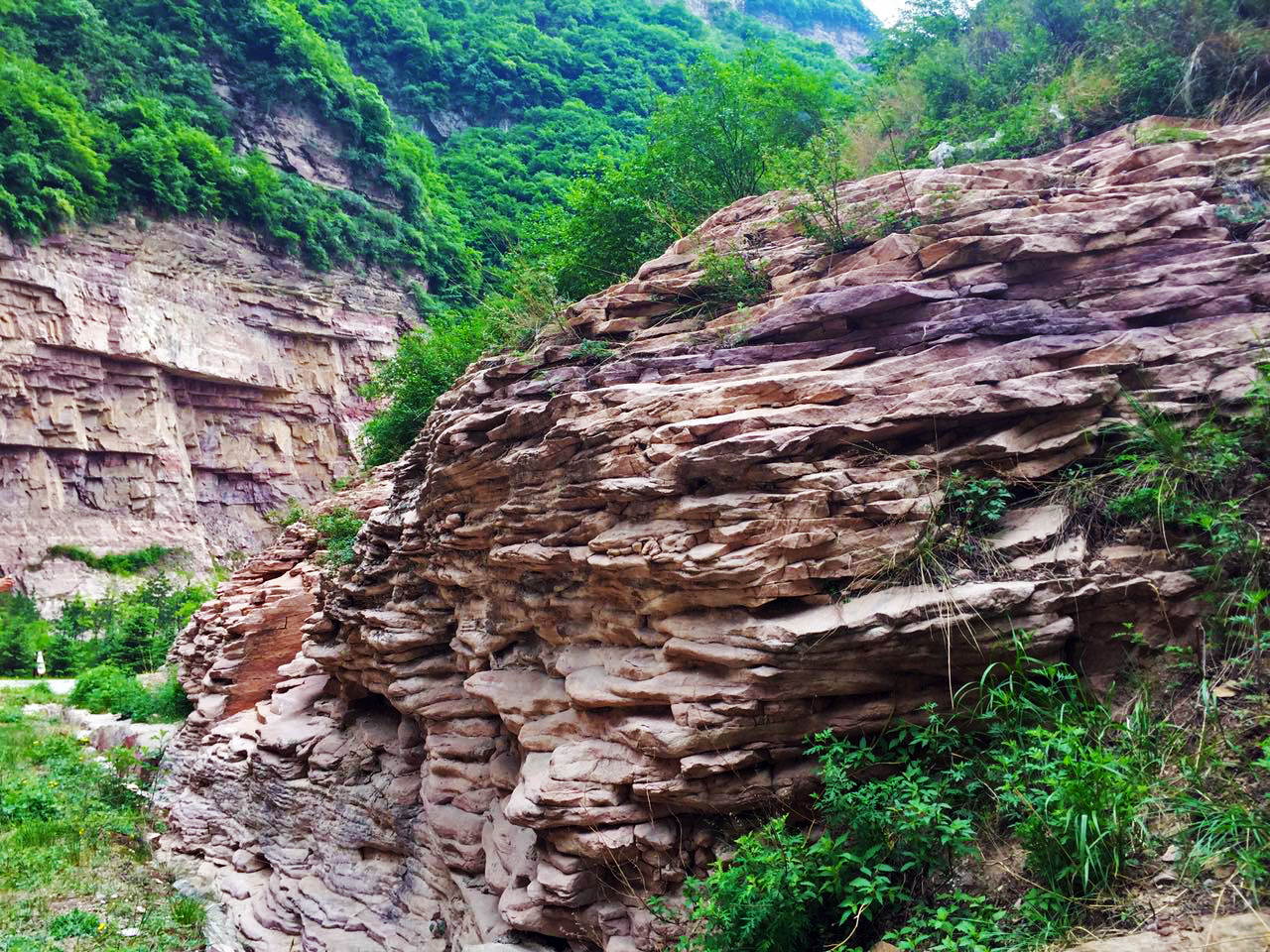  p>红崖峡谷景区位于山西省灵石县,是太岳山国家森林公园十大景区之一