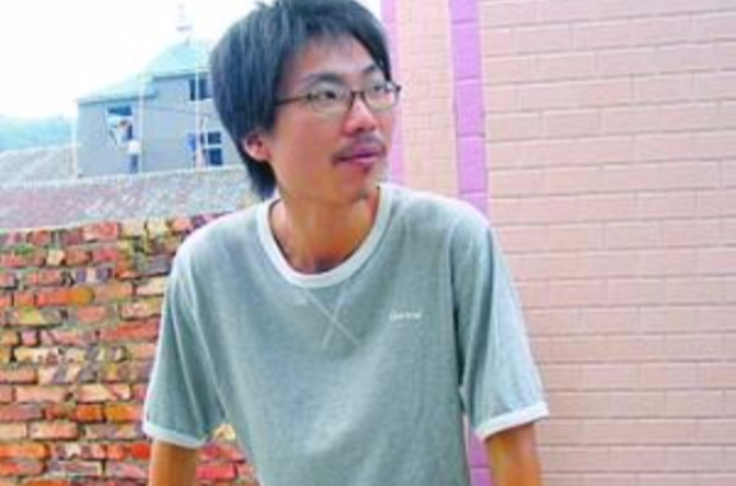 >乌青,男,原名郑功宇,1978年10月1日出生于浙江省玉环县,网络先锋诗人