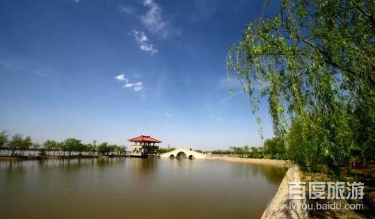 金水园西临黄河,背靠毛乌素沙地,是游黄河,观大漠