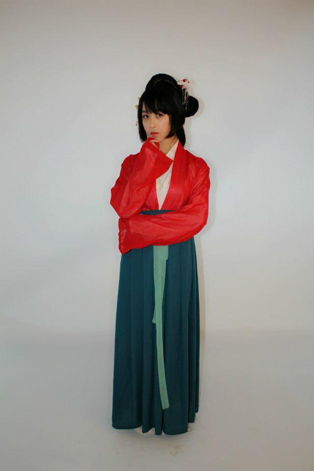  p data-id="gnt4h4nlt4">襦裙是汉服的一种,上身穿的短衣和下身束的