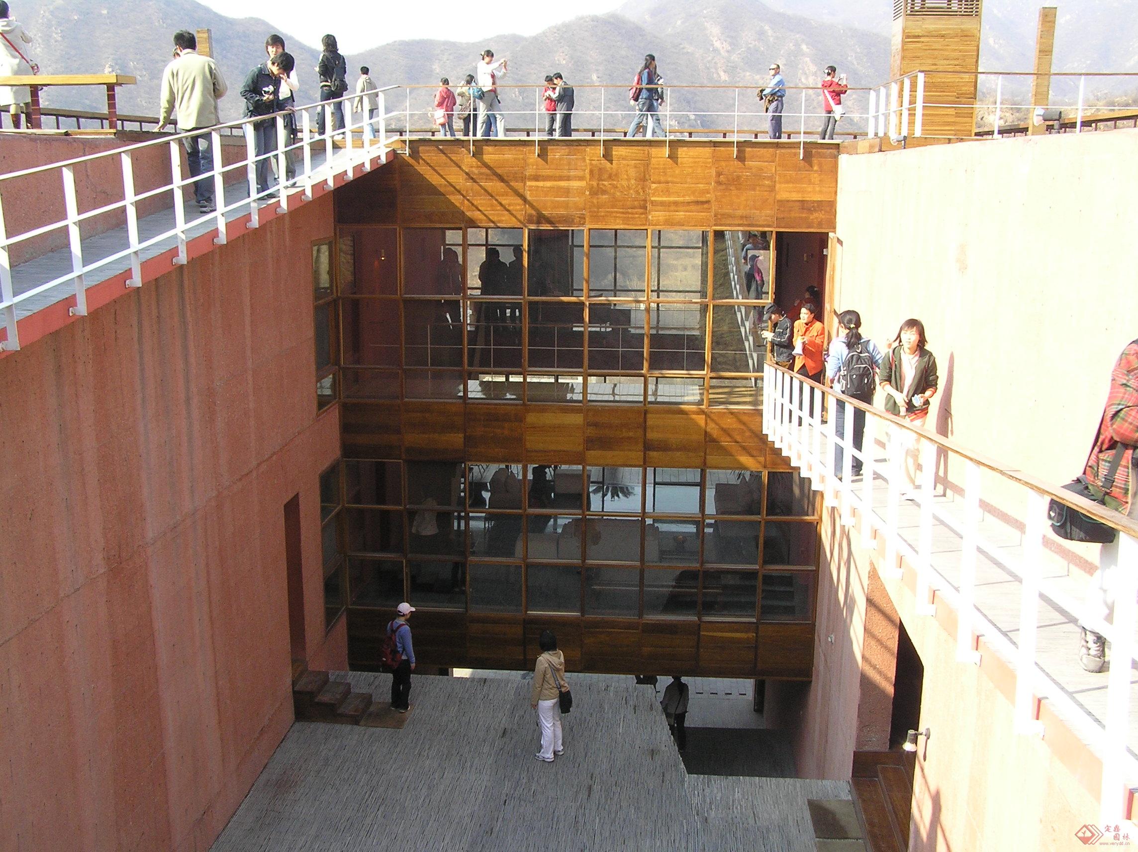 长城脚下的公社,由12名<a target="