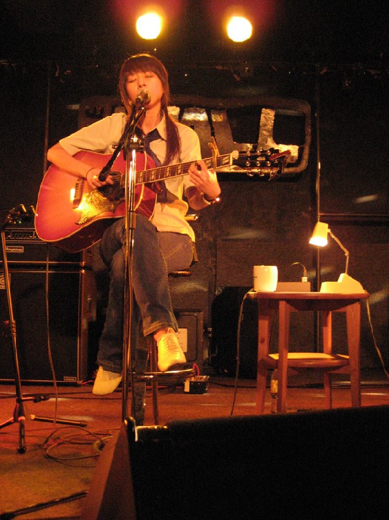  p>陈绮贞(cheer),1975年6月6日出生于台湾省台北市,中国台湾民谣女