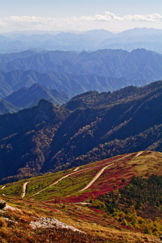 >分水岭,拼音是fēn shuǐ lǐnɡ,是指分隔相邻两个流域的山岭或高地
