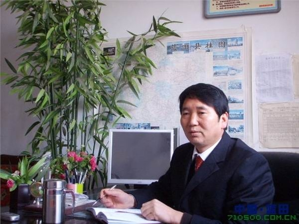  p>蓝田县焦岱中学位于蓝田西区终南山麓,鼎湖古镇之东翼,占地54亩.