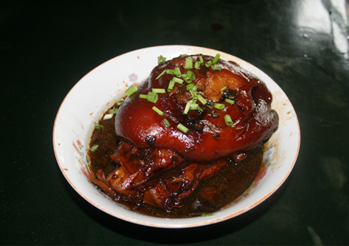  p>红烧蹄膀是以 a href="#" data-lemmaid="9234741">猪肘 /a>为主要