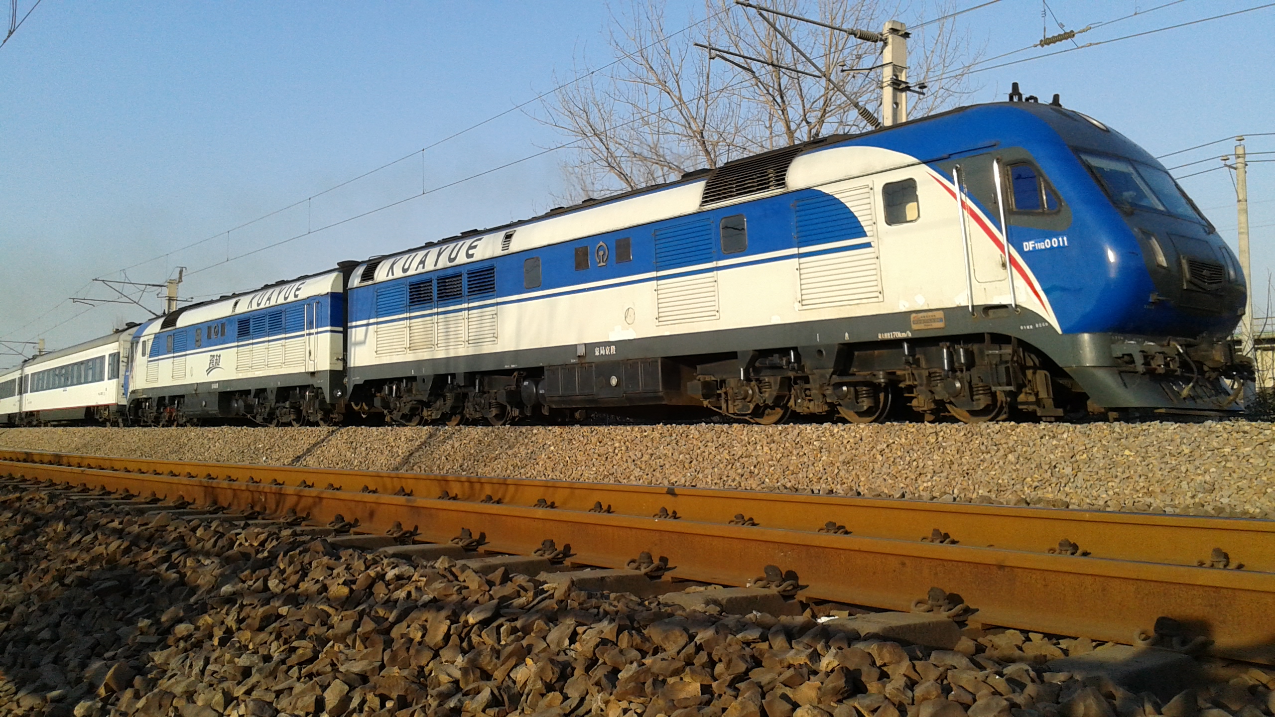 z273 是青岛到西宁的火车 属于直达列车,是有卧铺的,有软卧和硬卧的