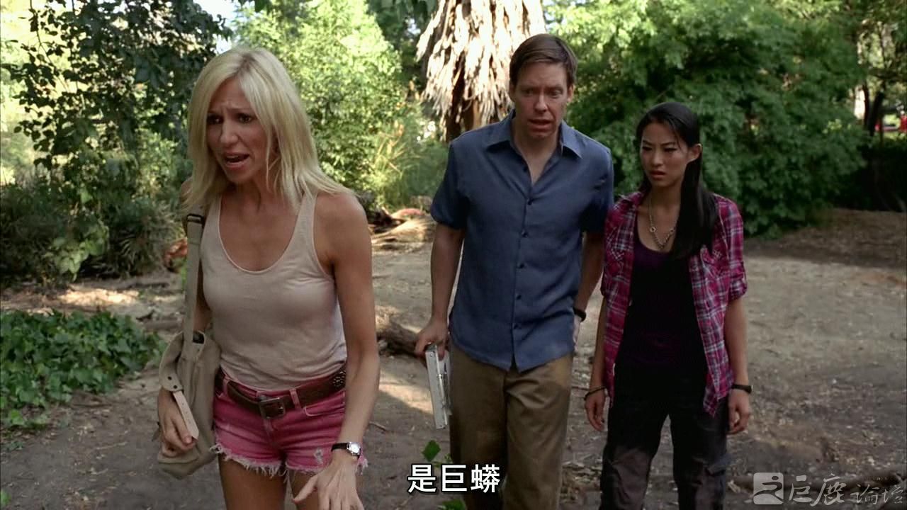影片讲述了一条体型巨大的变异鳄鱼突然现身风影秀丽的小镇,兽性狂暴