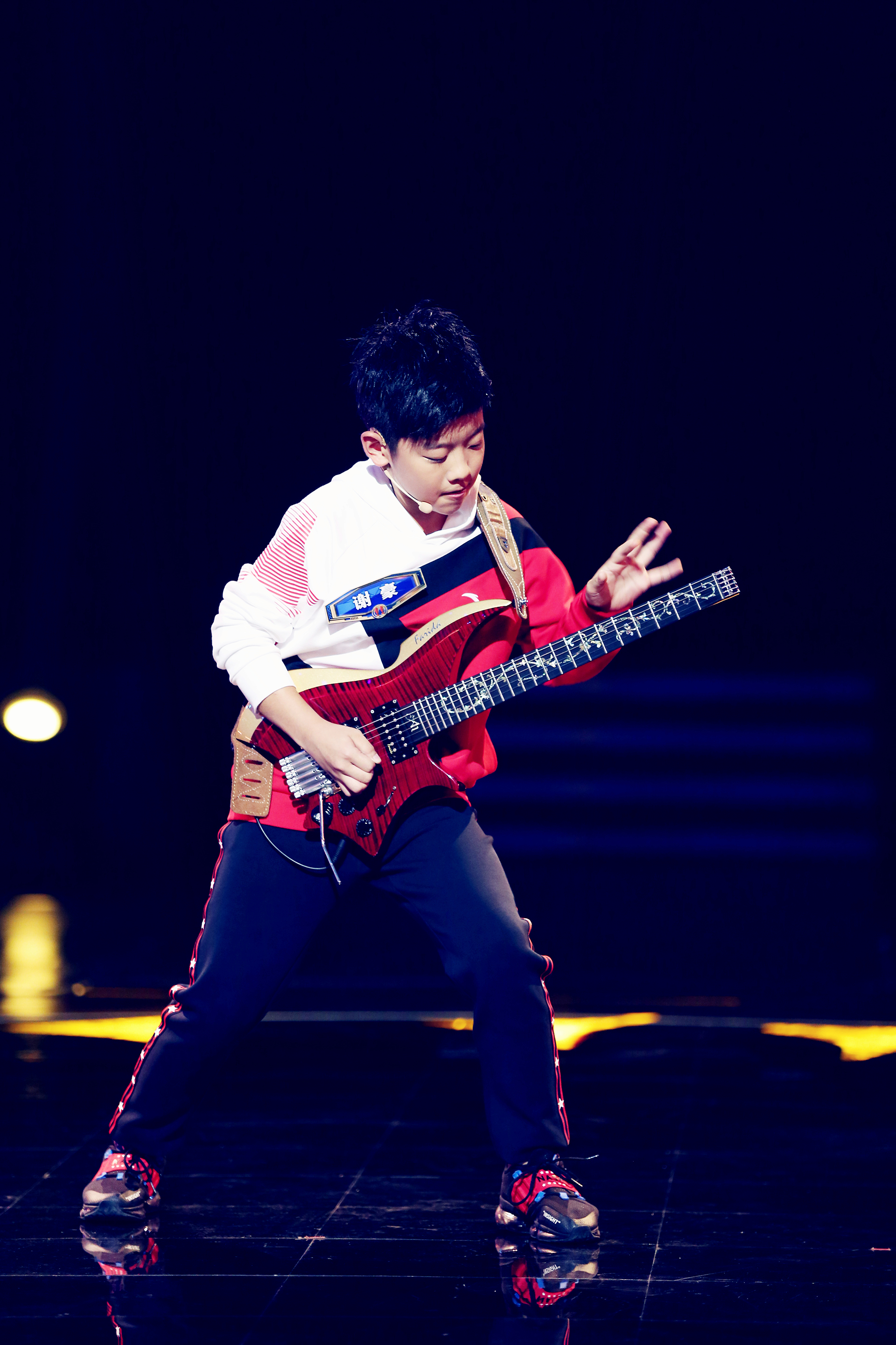  p>谢豪,2007年9月6日出生于浙江温州,新生代吉他演奏家,摇滚男歌手.