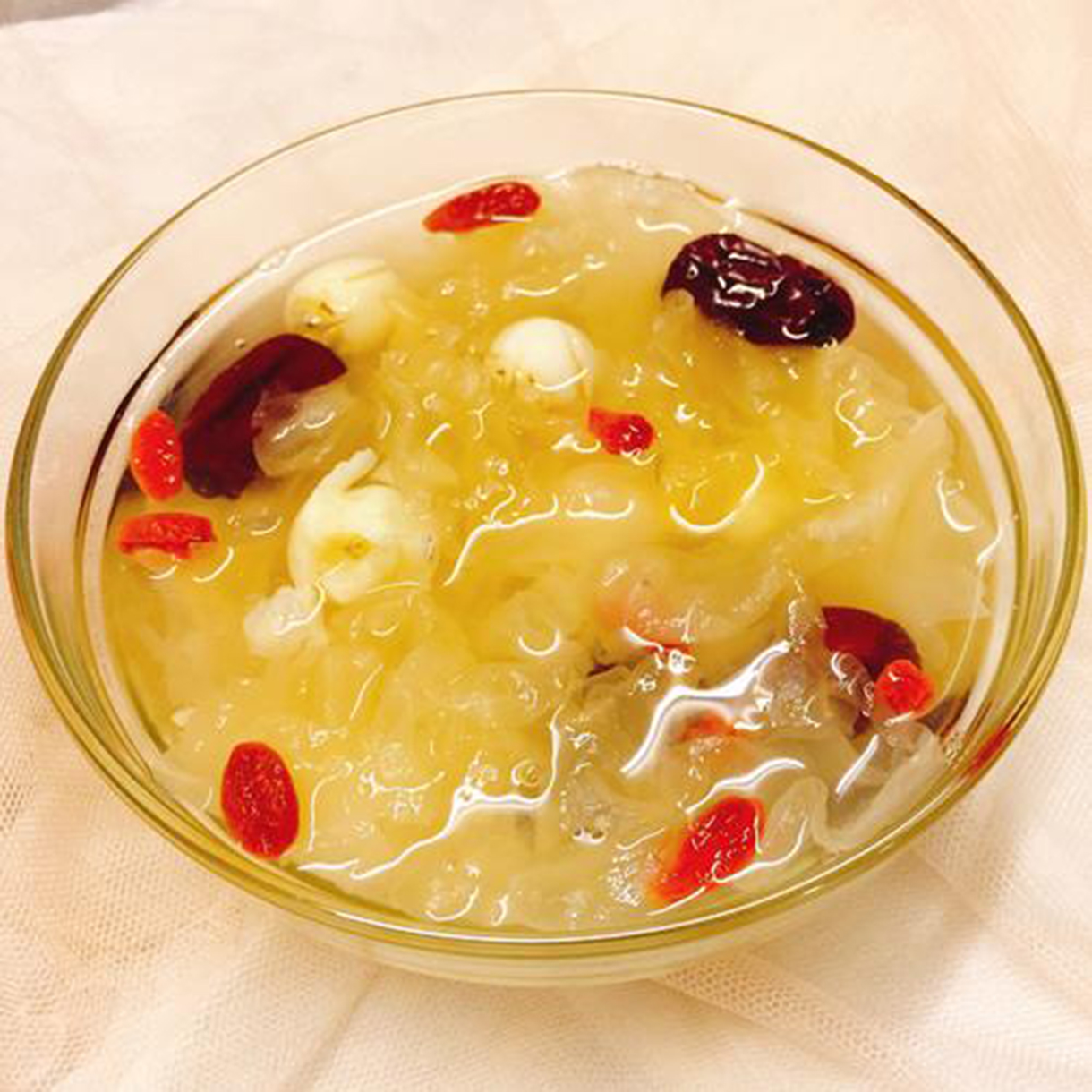  p>红枣银耳莲子汤是一款 a href="#" data-lemmaid="4442305">食补 