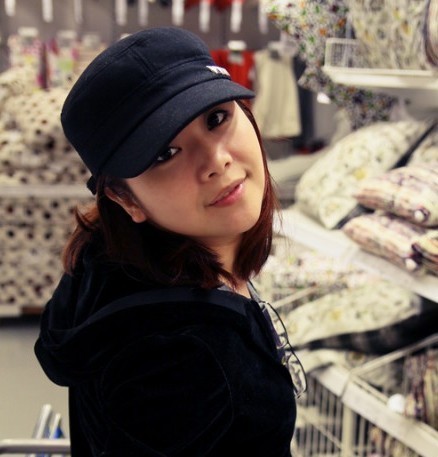  p>卡洛儿(王珺),中国歌手,神话家族创始人,主要以吟唱为主.