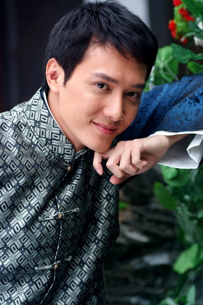  p>冯绍峰,原名冯威,1978年10月7日出生于上海市,中国内地男演员,毕业