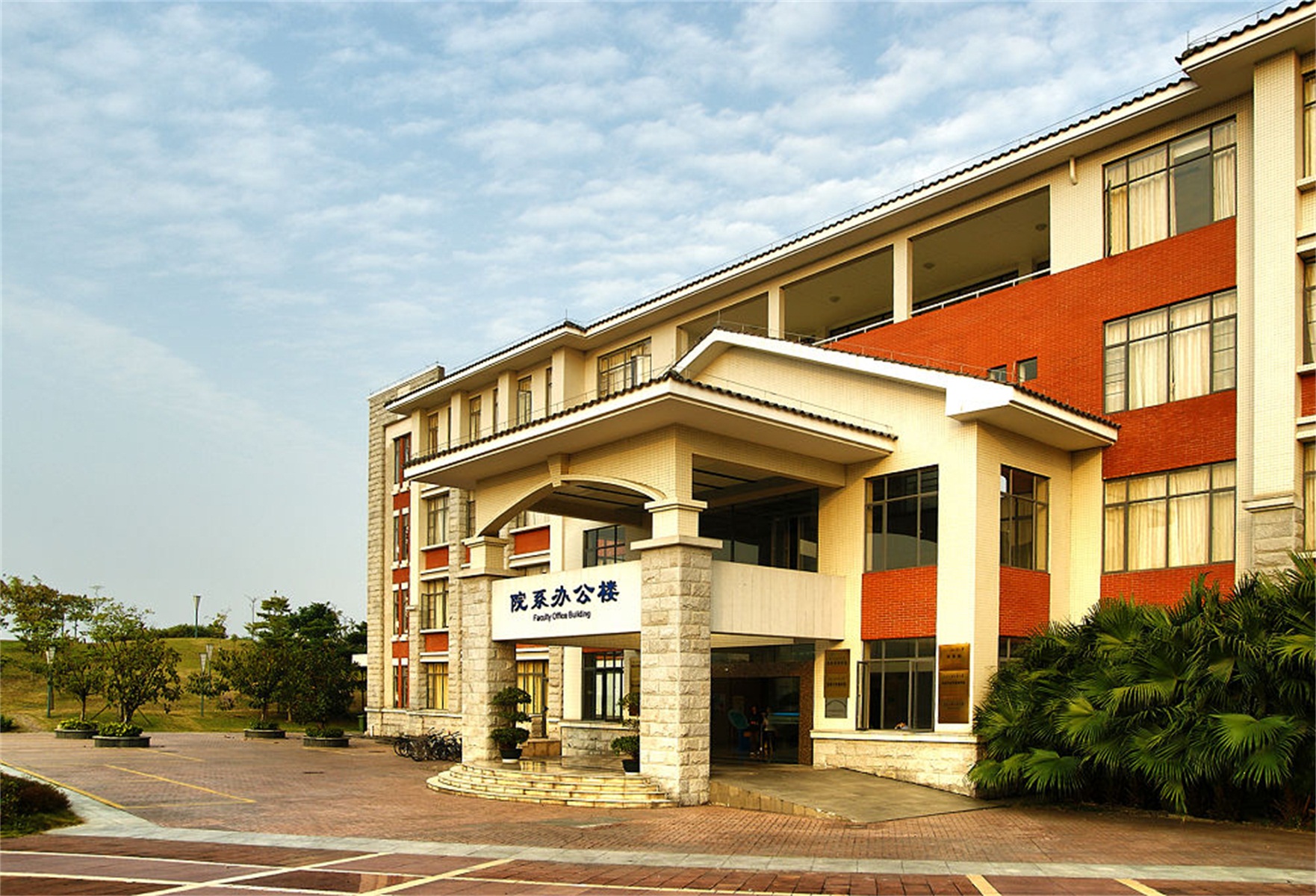 外语外贸大学(guangdong university of foreign studies),简称"广外"