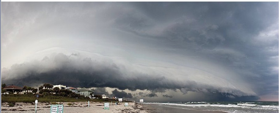 在弧状云的外层,可以观看到云上升的动作,而它的下侧则是湍急的气流.