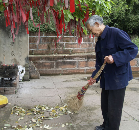 不同于普通的老人,宋克成是一个守墓人