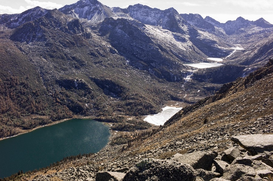 同一个冰川谷中,冰川刨蚀湖,古冰斗或者 a target="_blank" href="