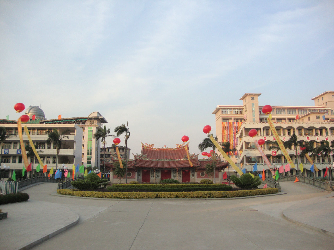  p>龙海二中是一所办学历史悠久的学校,学校创办于1942年3月,定名为"