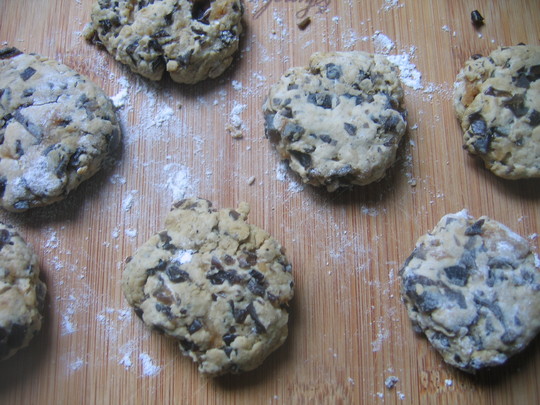  p data-id="gn829t4djo">黑木耳豆面饼是一道由面粉,黄豆粉等食材制