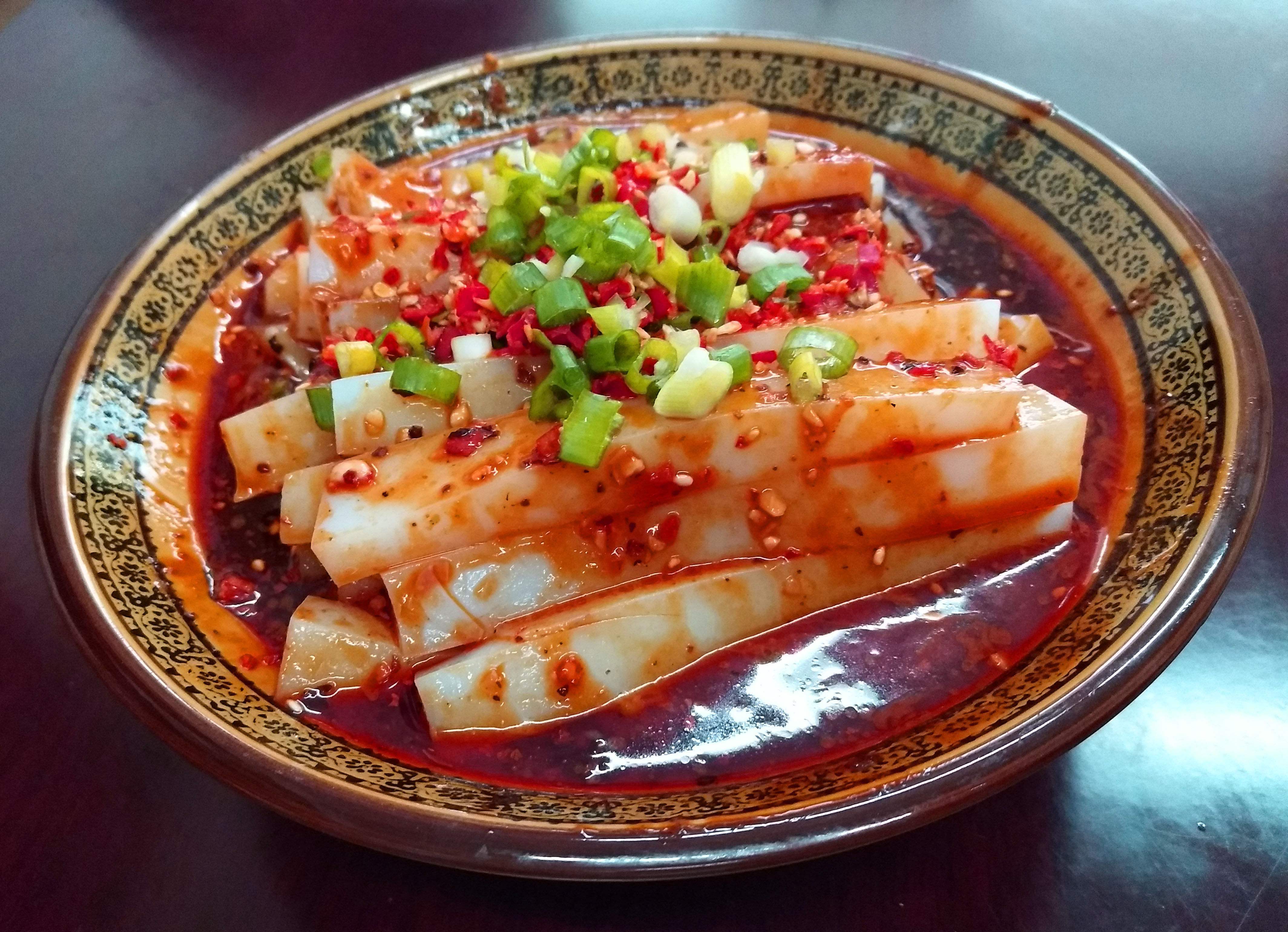  p>伤心凉粉是四川省的一道著名的客家小吃;伤心凉粉一说有二解:一为