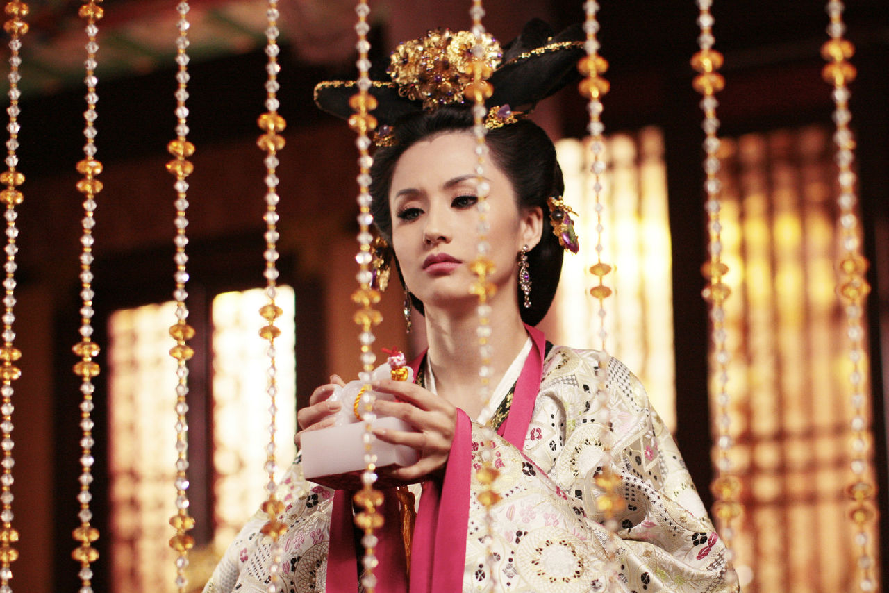  p>蓝心妍,原名蓝燕,出生于上海市,后移居中国香港,华语女演员.