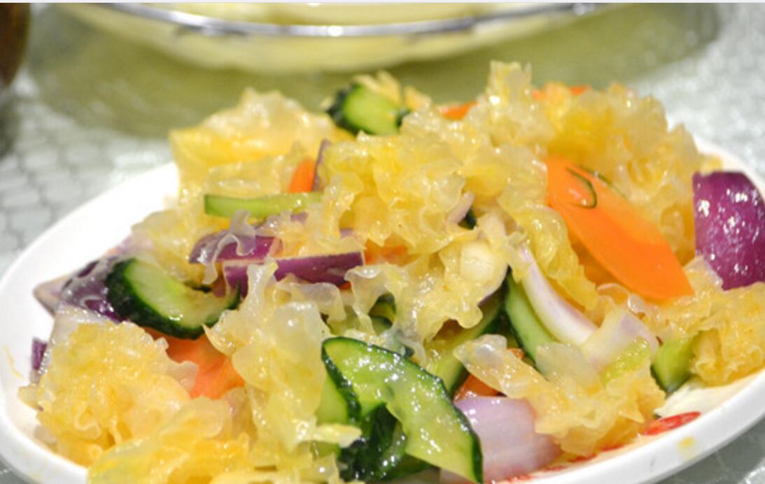  p>凉拌银耳是一道家常菜,营养美味,老少咸宜. /p>